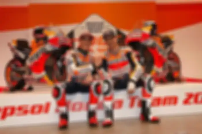 Jorge Lorenzo (kanan) dan Marc Marquez (kiri). Cedera pergelangan tangan kiri belum sembuh