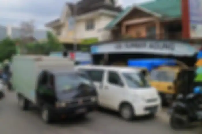 Lokasi kejahatan jalanan di Jalan Pahlawan Kota Samarinda. Mobil box yang dikendarai korban saat berada di lokasi kejadian, Selasa (22/1/2019).&nbsp;