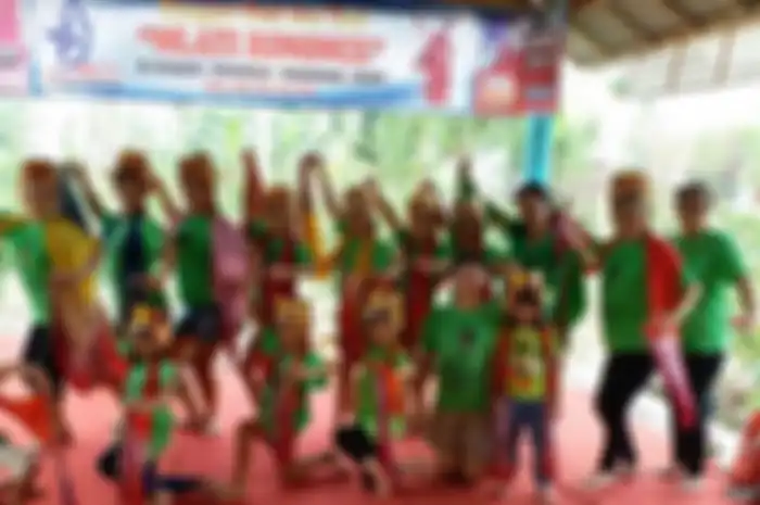 Para penari dari sanggar tari Qiao Guang Surabaya sedang berlatih tari Gandrung.