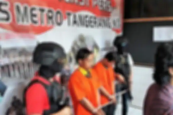 Soleh (kiri) pelaku pencurian dengan kekerasan yang dilakukan terhadap korbannya, Fahlevie di kawasan Cikokol, Kota Tangerang, Rabu (23/1/2019)&nbsp;