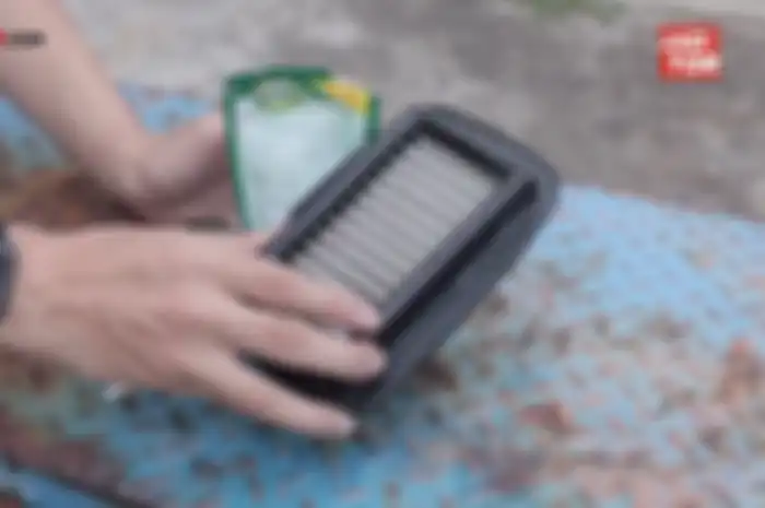 Cuci filter udara sekat kawat