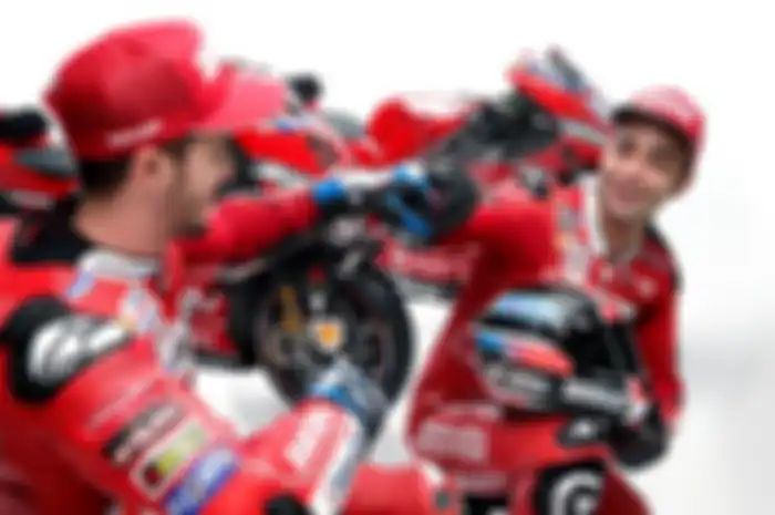 Andrea Dovizioso (kiri) dan Danilo Petrucci (kanan) kompak dan mesra banget 