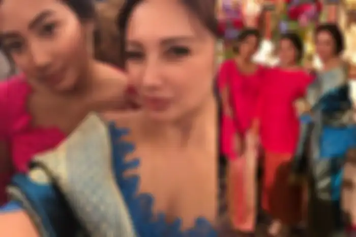 Penampilan Kompak Gayanti Hutami Putri Cantik Tommy Soeharto dengan Tata Cahyani - Saat Mengenakan Kebaya