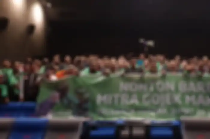VP GOJEK Regional Indonesia Bagian Timur Anandita Danaatmadja (tengah) bersama lebih dari 180 mitra pengemudi GOJEK Makassar seusai Nobar Keluarga Cemara di Makassar (25/1).