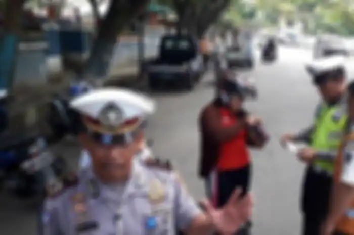 Sat lantas Polres Kotamobagu saat melakukan penertiban di Jalan Depan Taman Kota&nbsp;