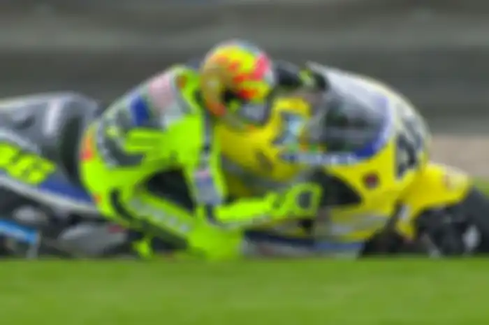Valentino Rossi di atas NSR500 di GP500 musim 2000