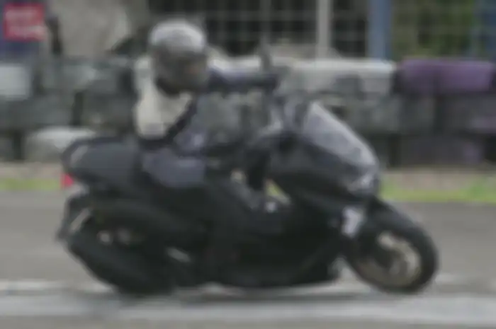 Ilustrasi  Yamaha NMAX. Pelek Yamaha NMAX berukuran 13 inci ternyata ada alasannya. Masih ingat gak?