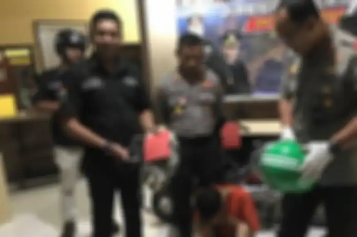 Pengemudi ojek online nekat menjambret diamankan polisi beserta barang bukti aksi kejahatanya di Surabaya.&nbsp;