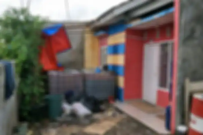 Sebuah rumah diduga tempat produksi oli palsu di Perumahan The Palm Residence, Drsa Sriamur, Kecamatan Tambun Utara, Kabupaten Bekasi, Senin (28/1/2019).