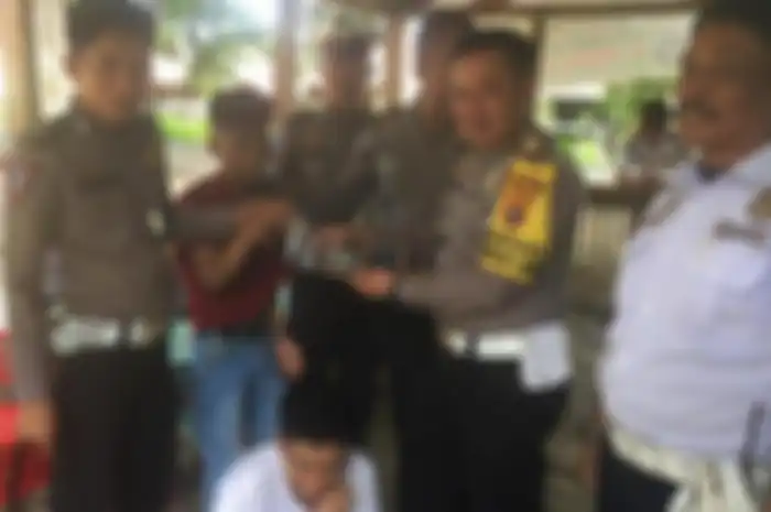Dua pemuda asal Kabupaten Boneterjaring razia operasi rutin Satuan Lalu Lintas Polres Wajo di Jl Bosowa, Poros Wajo - Bone, Senin (28/01/2019). Adalah Supriadi bin Syukur (16) yang berboncengan dengan Ashar bin Syamsuddin (20). 