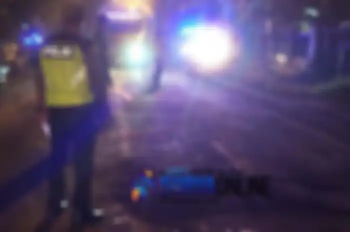  Polisi melakukan olah TKP kecelakaan di Jalan Raya Cerme Lor, Kecamatan Cerme, Kabupaten Gresik, Rabu (30/1/2019).&nbsp; 