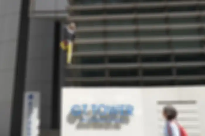 Pemanjat gedung asal Perancis, Alain Robert, memanjat sisi GT Tower di Makati, Filipina, Selasa (29/1/2019). Pria dengan julukan 'Spider-Man' berusia 56 tahun itu kemudian ditangkap Kepolisian Kota Makati atas aksinya yang dinilai masuk ke properti orang lain tanpa izin atau menganggu publik.