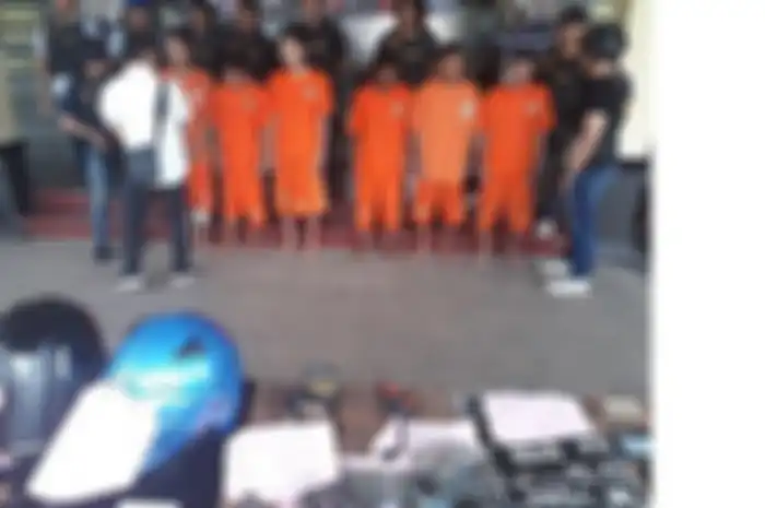 Komplotan tersangka pencuri dan penadah sepeda motor yang beroperasi di Tasikmalaya diperlihatkan di halaman Mapolresta Tasikmalaya, Rabu (30/1/2019).&nbsp;