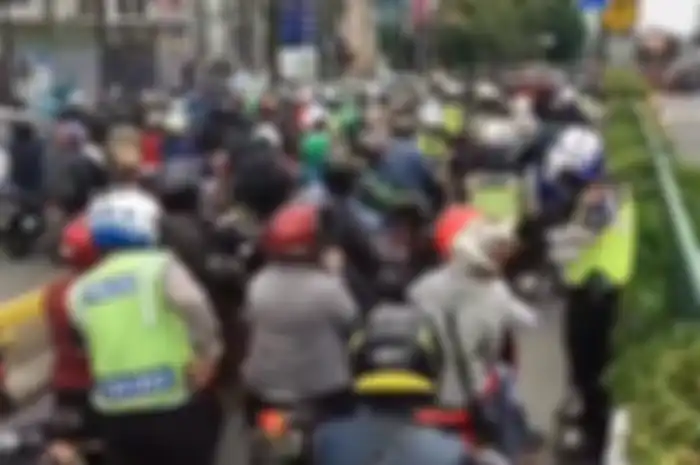 Masih banyak pemotor yang belum sadar keselamatan dan banyak yang melanggar dengan masuk jalur TransJakarta.