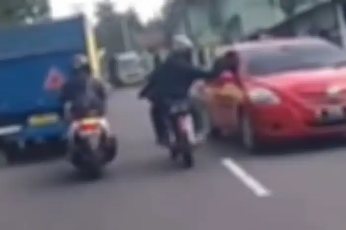 Oknum pengendara motor RX King tampar spion sedan sampai rusak.
