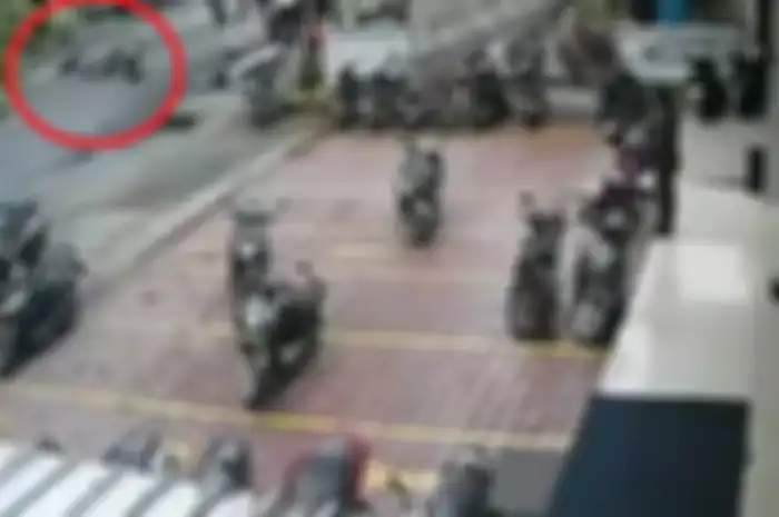 Tukang parkir ditabrak motor