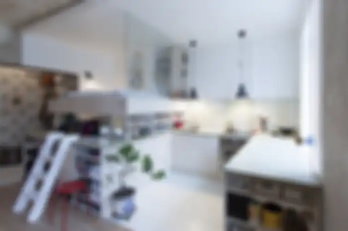 Dapur yang menyatu dengan ruang tidur harus diberi solusi berupa sekat pembatas sehingga hawa panas dan bau masakan tidak tercampur dengan kamar tidur. 