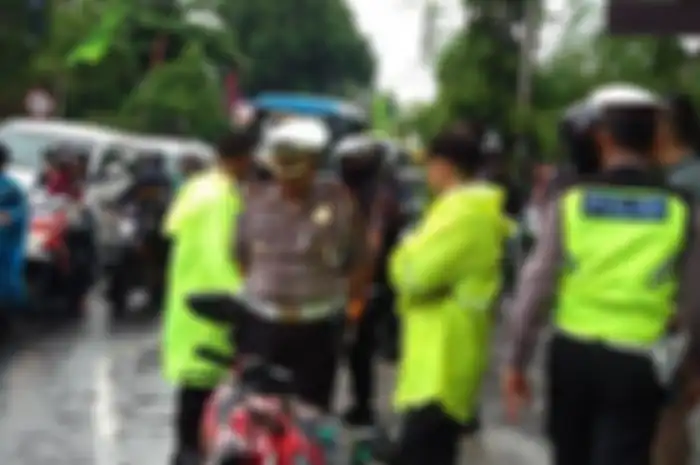 Jajaran Polresta Yogyakarta melakukan razia terhadap simpatisan PDIP yang menggunakan knalpot blombongan di perempatan Gayam Yogyakarta, Minggu (27/1/2019)