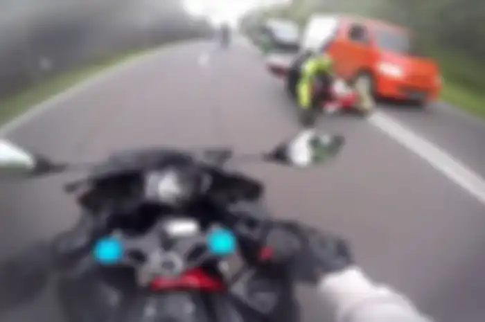 Pemotor Yamaha YZR-M1 crash setelah membentur bodi Gran Max di Subang, Jabar.