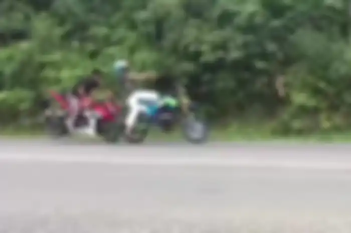 Honda CBR 150R mencium bokong Kawasaki D-Tracker 150