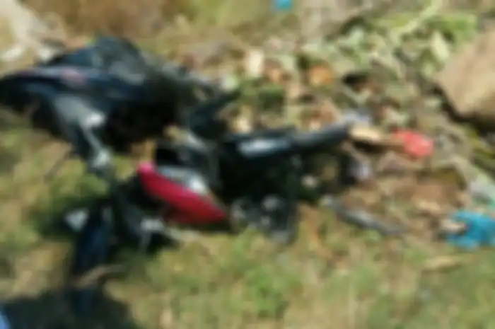  Sepeda motor milik M Fadhil terlihat rusak berat akibat ditabrak mobil Avanza Veloz di Jalan Medan-Banda Aceh, tepatnya di Gampong Blang Bitra, Kecamatan Peureulak, Aceh Timur, Minggu (3/1/2019)&nbsp;