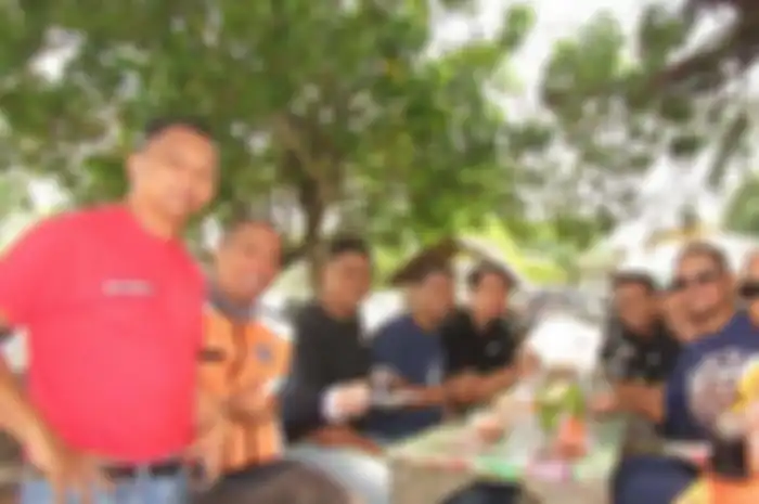 Warga Negara Malaysia dan Singapura serta anggota tim biker motor ketika menikmati kopi tubruk di kafe depan tugu kupiah Teuku Umar di Ujong Kalak, Meulaboh, Aceh Barat, Minggu (3/2). Kedatangan rombongan dengan motor dari luar negeri kunjungan jalur darat dari Medan hingga ke Sabang.&nbsp; 