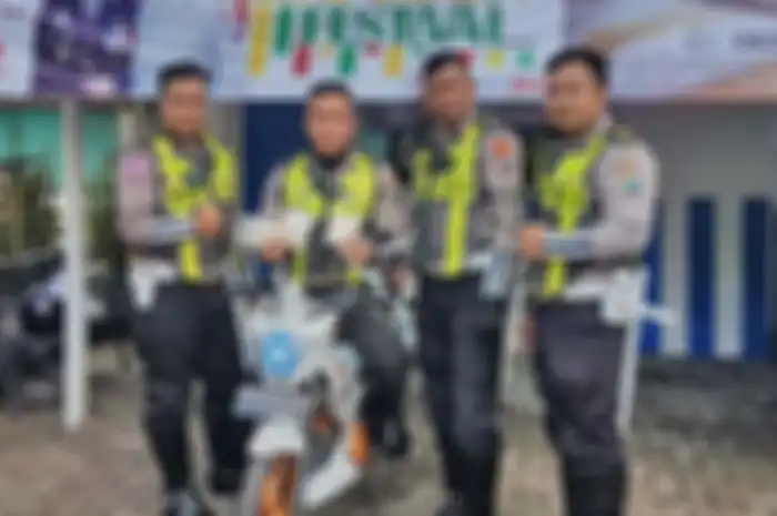Sepeda motor Suzuki Satria FU, ponsel, hingga ribuan butir pil dobel L atau pil koplo, disita Satlantas Polres Pelabuhan Tanjung Perak Surabaya, Minggu (4/2/2019)&nbsp; 
