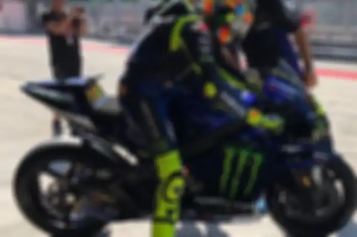 Valentino Rossi pamer helm baru di tes pramusim MotoGP di Sepang.