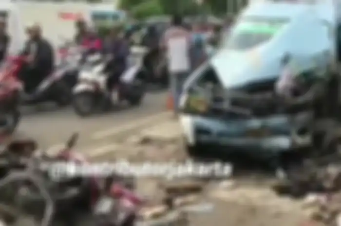 Angkot M27 menabrak pengendara sepeda motor dan gerobak penjual lontong sayur
