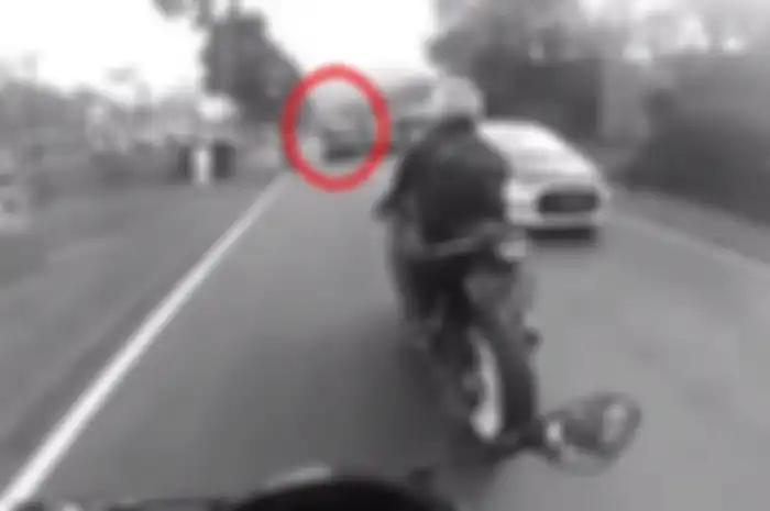Gara-gara mobil nyalip, dua pemotor terjungkal di jalur Lembang, Jabar.