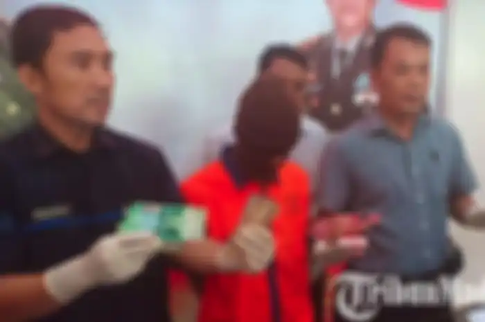 Kanit Reskrim Polsek Jiwan, Iptu Gunawan didampingi Paur Subag Humas Polres Madiun Kota, Aiptu Mashudi, menunjukan pelaku dan barang bukti yang diamankan, Kamis (7/2/2019)