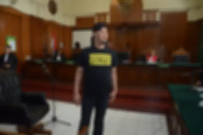 SIDANG PERDANA - Musisi dan politikus Ahmad Dhani Prasetya (ADP) saat menjalani sidang perdana kasus pencemaran nama baik dengan agenda sidang pembacaan dakwaan di Pengadilan Negeri (PN) Surabaya, Kamis (7/2). SURYA/AHMAD ZAIMUL HAQ
