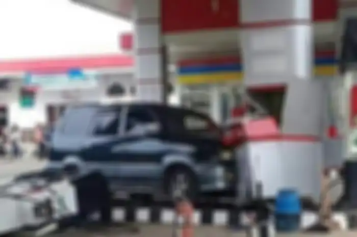 Sebuah mobil menabrak SPBU akibat kaget menabrak pengendara motor