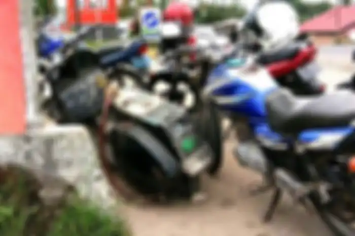 Ilustrasi: Antrean kendaraan pengetap di SPBU tampak tangki sepeda motor dimodifikasi agar bisa menampung bensin lebih banyak,&nbsp;