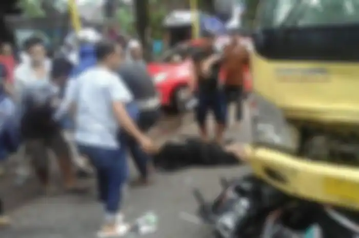 Truk jenis box menghantam sepeda motor Scoopy di simpang tiga Jalan A Yani, depan pondok pesantren Darussalam Martapura, Selasa (5/2/2019) sore.&nbsp;