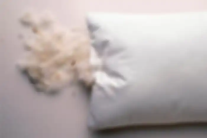 Muncul Noda Kuning di Bantal? Jangan Khawatir, Mulailah dari 1 Cangkir Pemutih!