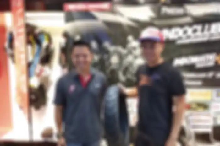 Elsafan Rendianto (kiri) dari FDR dan Denny Wajonk, promotor Indoclub