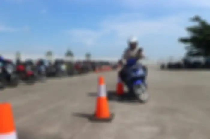 Anggota Satlantas Polres Bogor saat melakukan aksi zig-zag