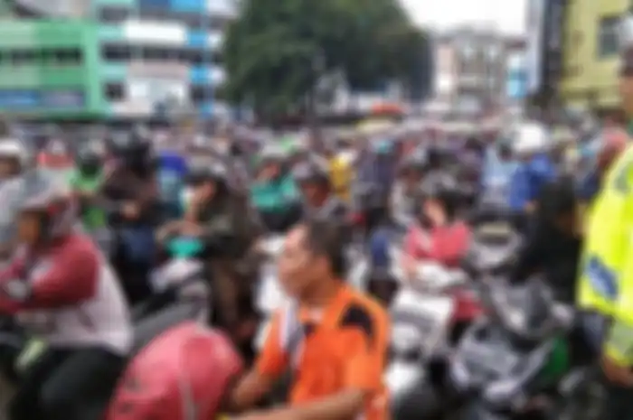 Banyak Pengendara Kesal Tertahan di Bundaran Air Mancur Saat Jembatan Ampera Ditutup 4 Jam&nbsp;