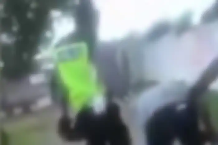 Polisi diduga memukul pengendara yang tidak menggunakan helm