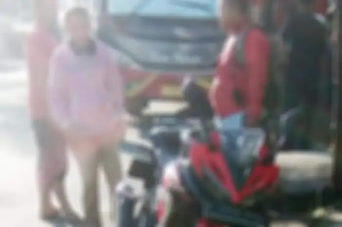 Pengendara motor Honda CBR150R vs supir angkot