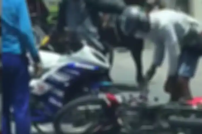 Pengendara Yamaha R15 melakukan pemukulan ke pemilik Yamaha Jupiter