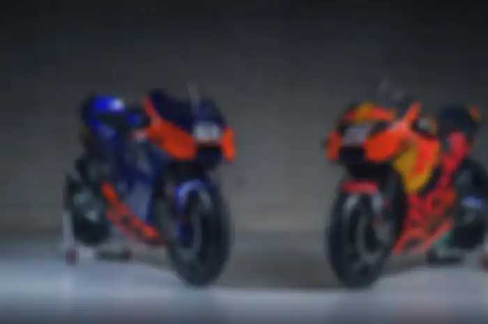 Tampang livery tim KTM di MotoGP, KTM Tech3 (kiri) dan KTM Factory Racing (kanan)