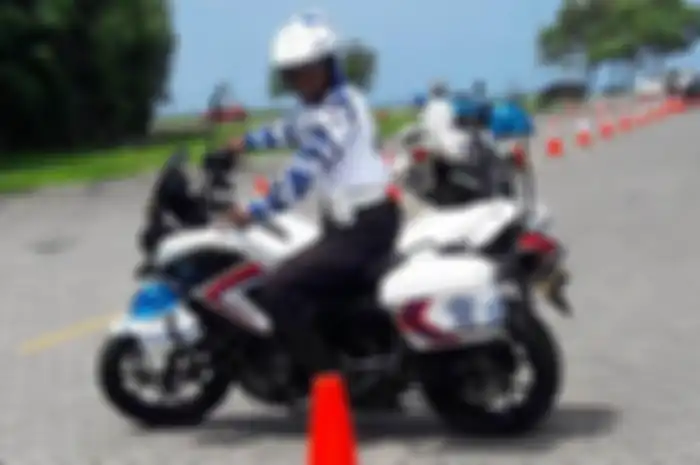 Personel Sat PJR Ditlantas Polda Sulut berlatih untuk beratraksi pada acara puncak MRSF 2019 di Megamas Manado.&nbsp;