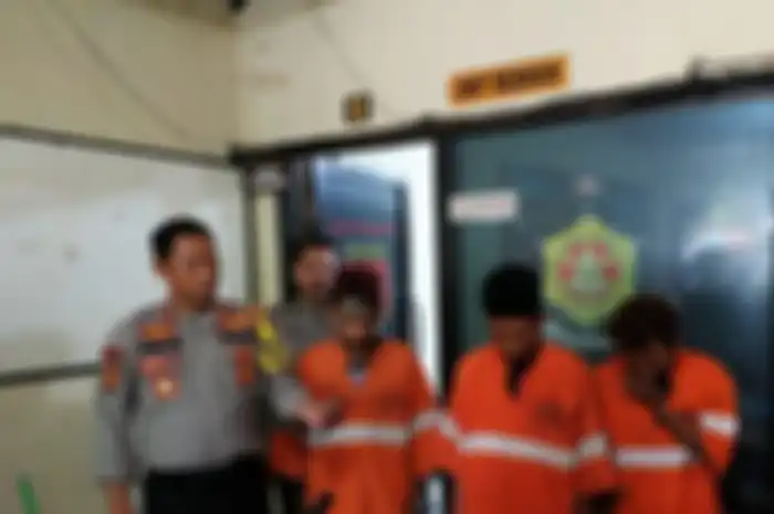 Kapolsek Sukun, Kompol Anang Tri Hananta saat menunjukkan Kunci T bersama dengan ketiga pelaku curanmor di Kota Malang, Rabu (13/2/2019).