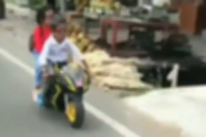Sepasang anak kecil mengendarai motor kecil viral di sosial media