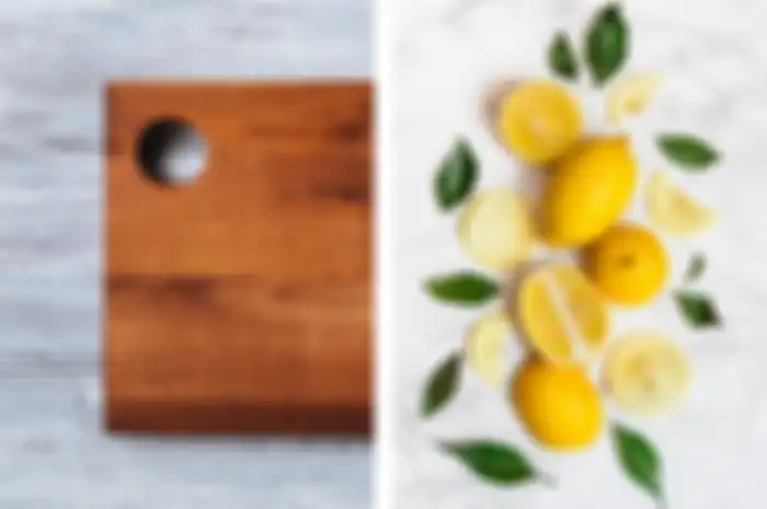 Membersihkan talenan kayu bisa dengan menggunakan jeruk lemon.