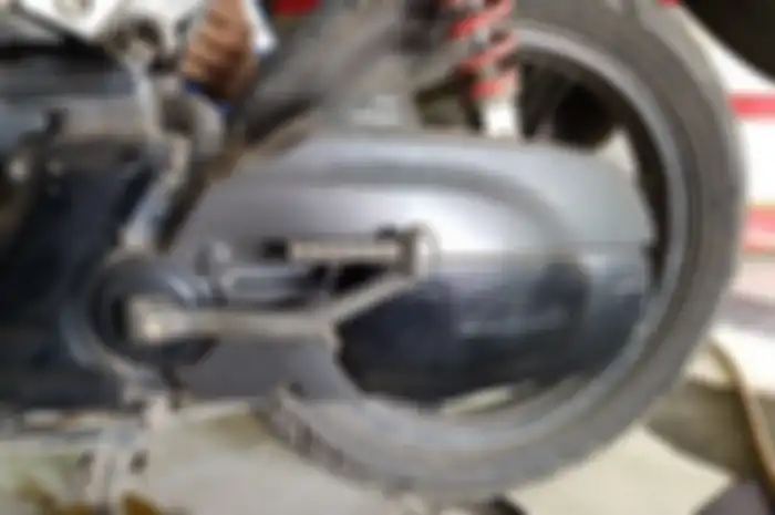 Ilustrasi kick starter motor matic keras