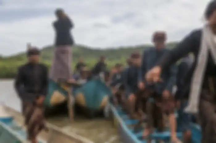Keturunan wangsa Bonokeling turun dari perahu sampan setelah menziarahi makam leluhur di Adiraja, Jawa Tengah dalam acara adat Mauludan.