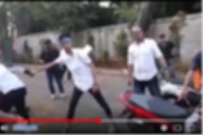 VIDEO Reka Adegan Pelaku Geng Motor Saat&nbsp;Membacok dan Merampas Motor Ahmad 
